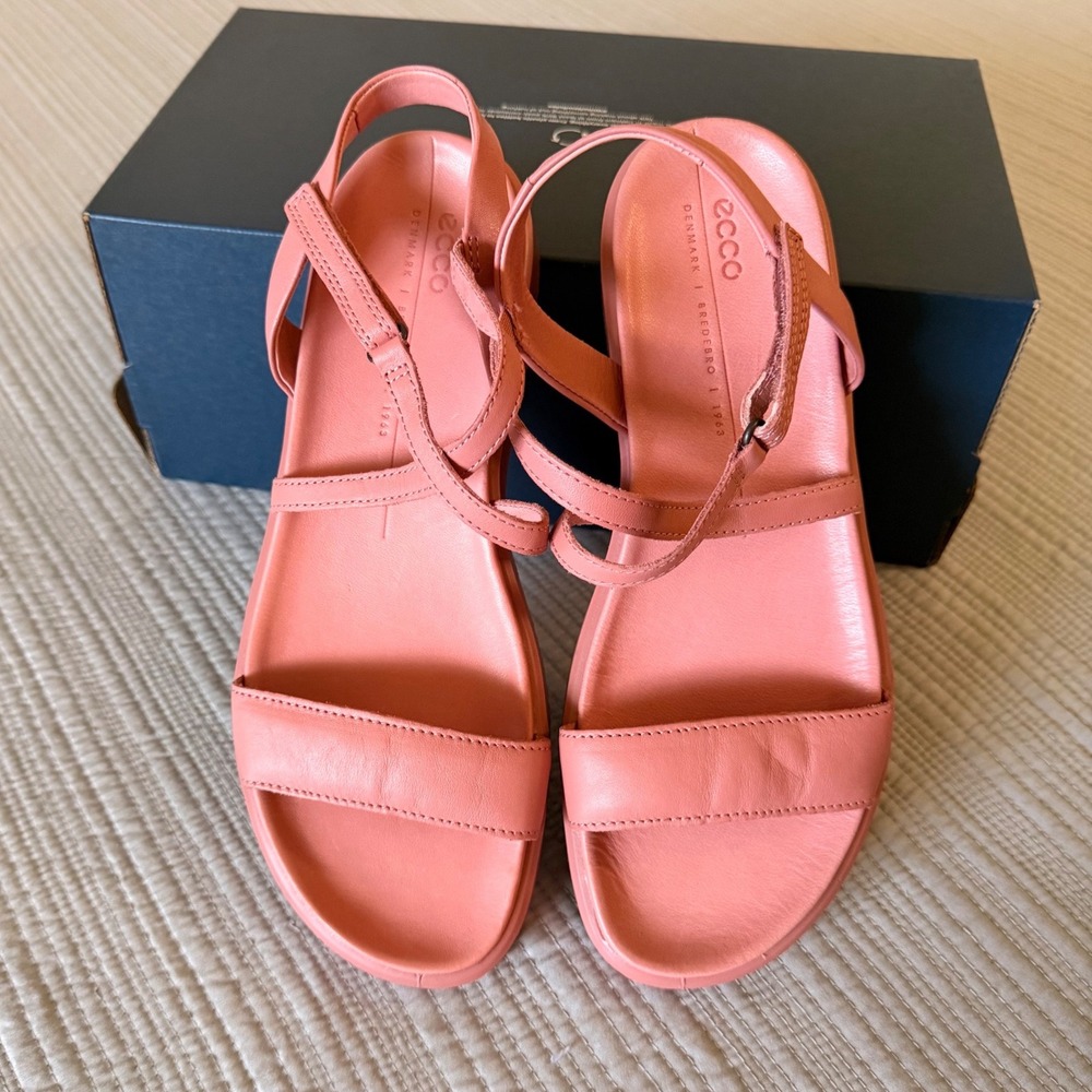 NEW ECCO Womens Strappy Sandals Coral Pink Leather Flat Ankle Strap Size 39/8.5